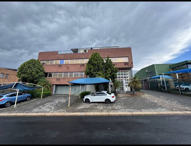 1,350M² WAREHOUSE FOR SALE IN EASTGATE
